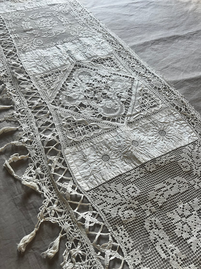 刺繍とレースの飾り布