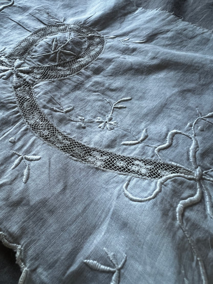 白刺繍とレースの端布