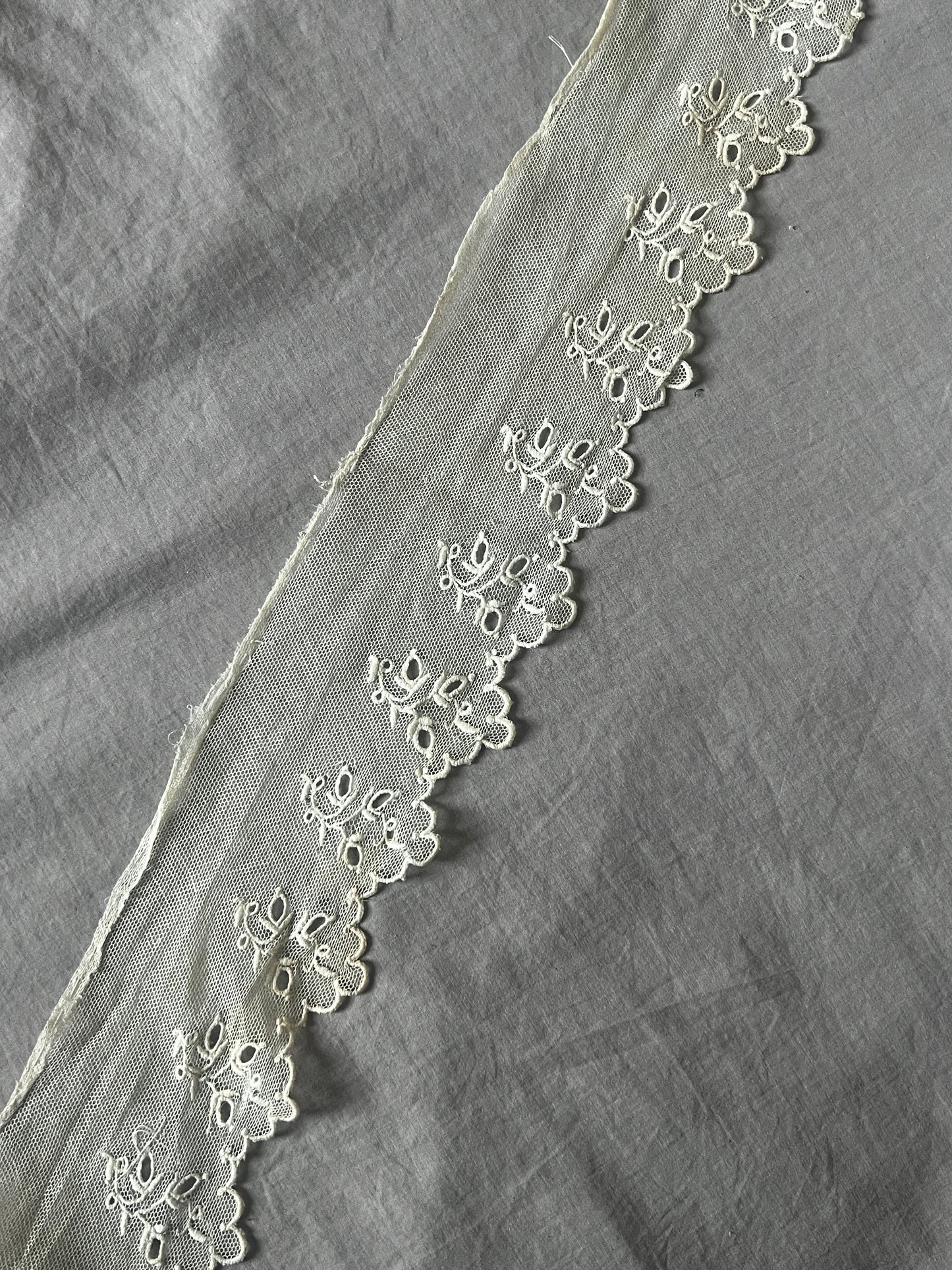 チュール刺繍レース