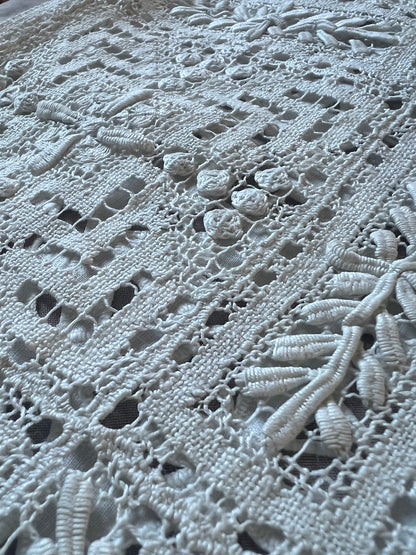 レースと刺繍の飾り布