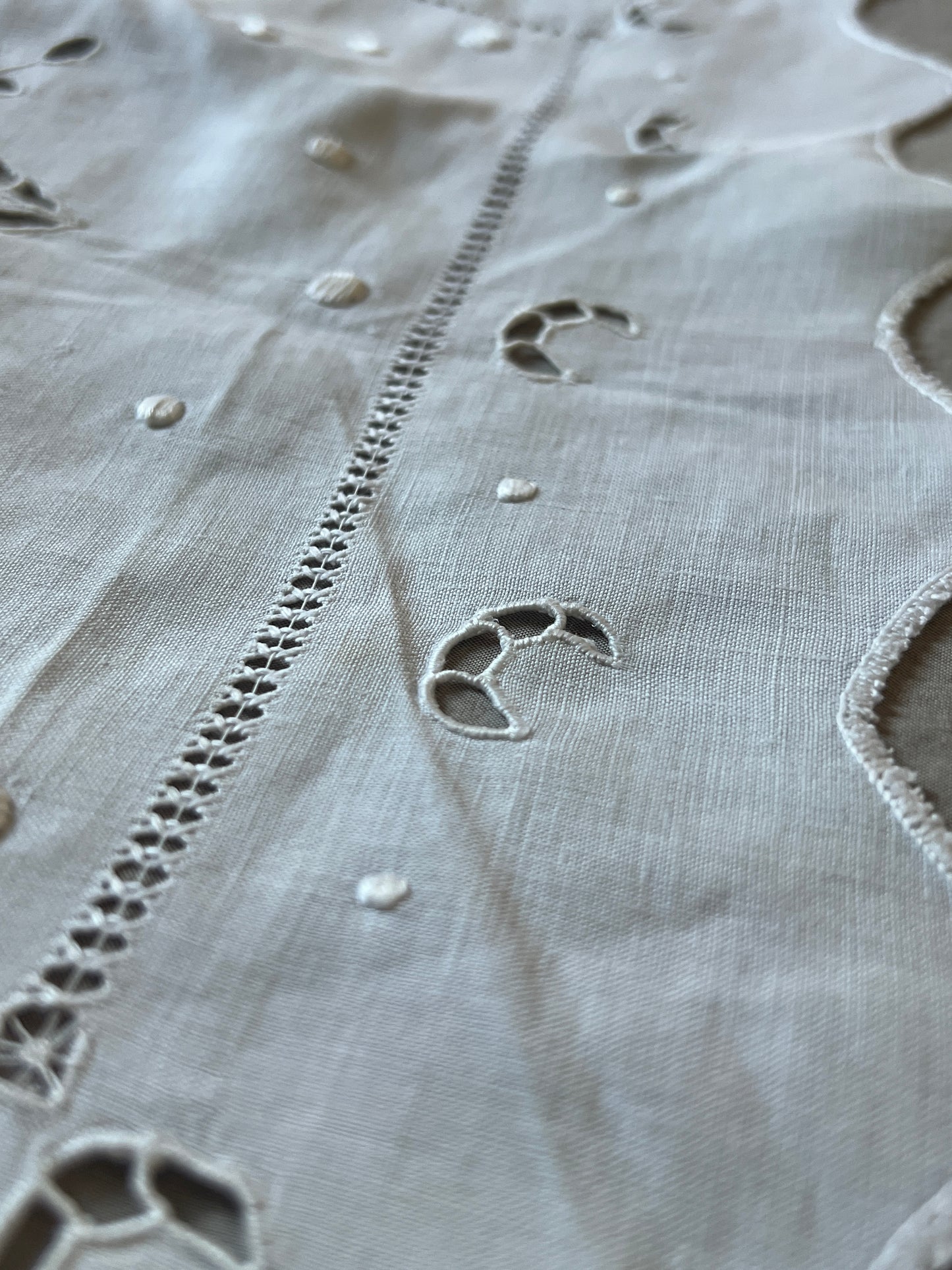 カットワーク刺繍クロス