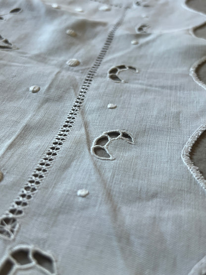 カットワーク刺繍クロス