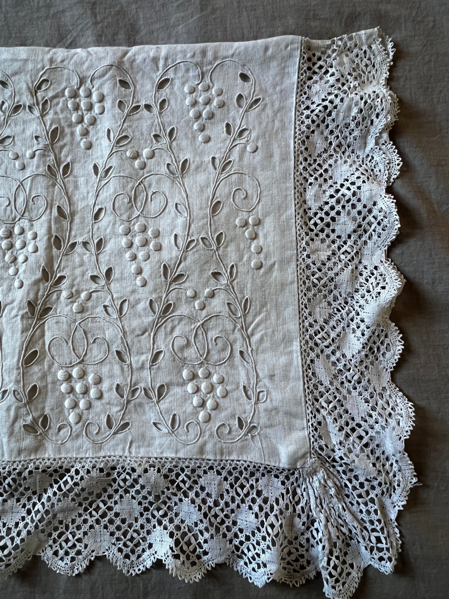 白刺繍のランジェリーサック