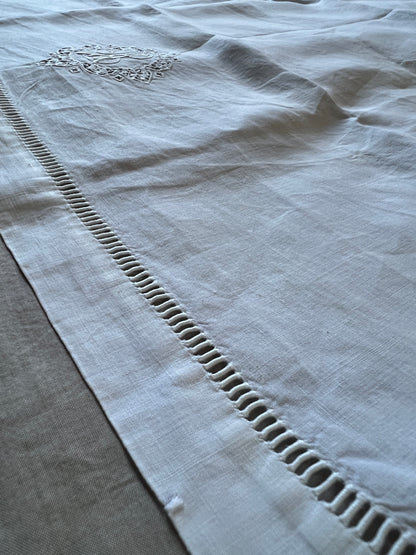 モノグラム刺繍リネン