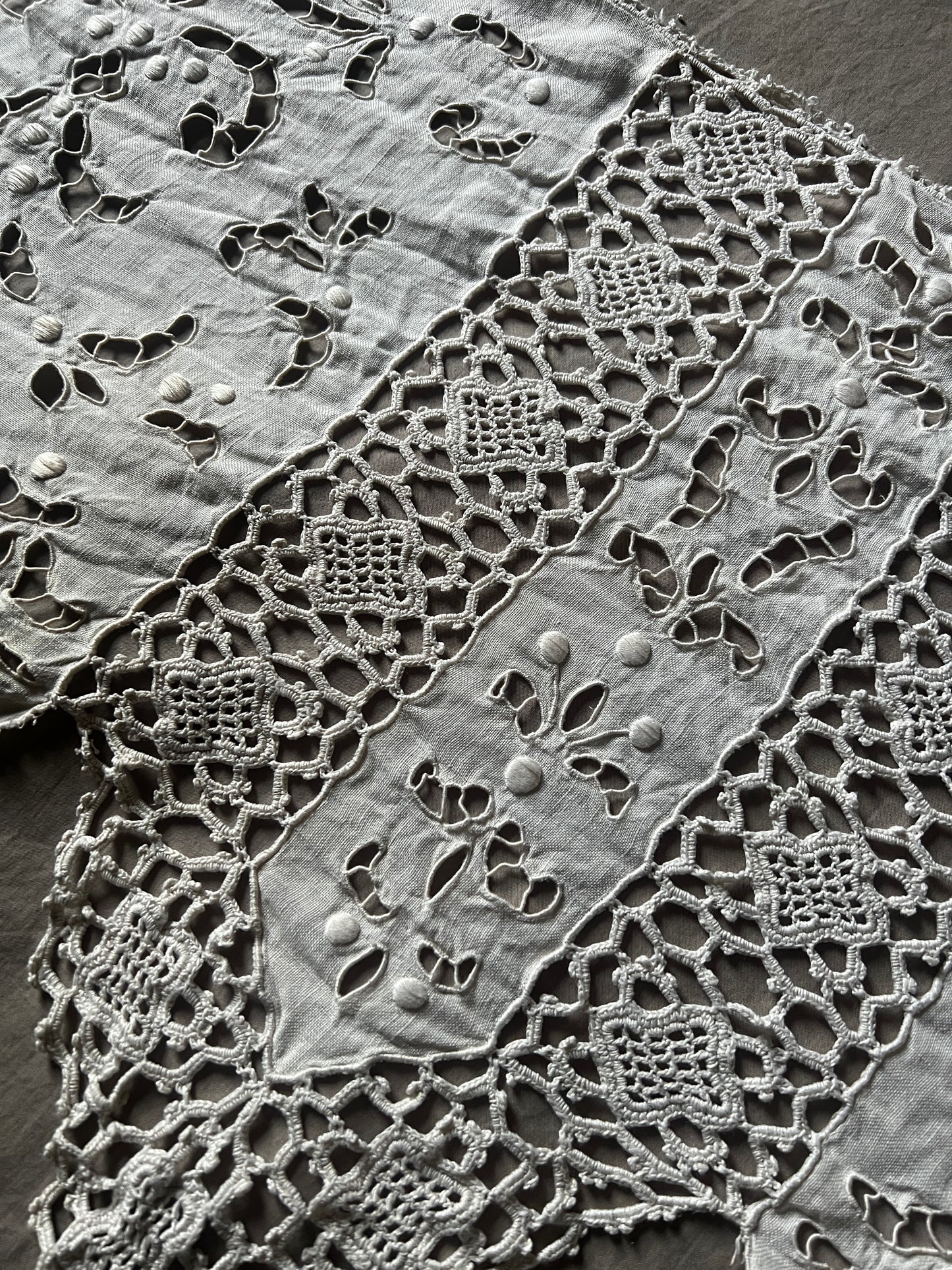 レースと刺繍の飾り布