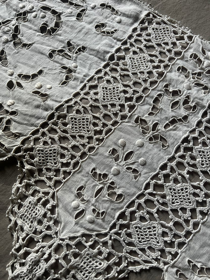 レースと刺繍の飾り布