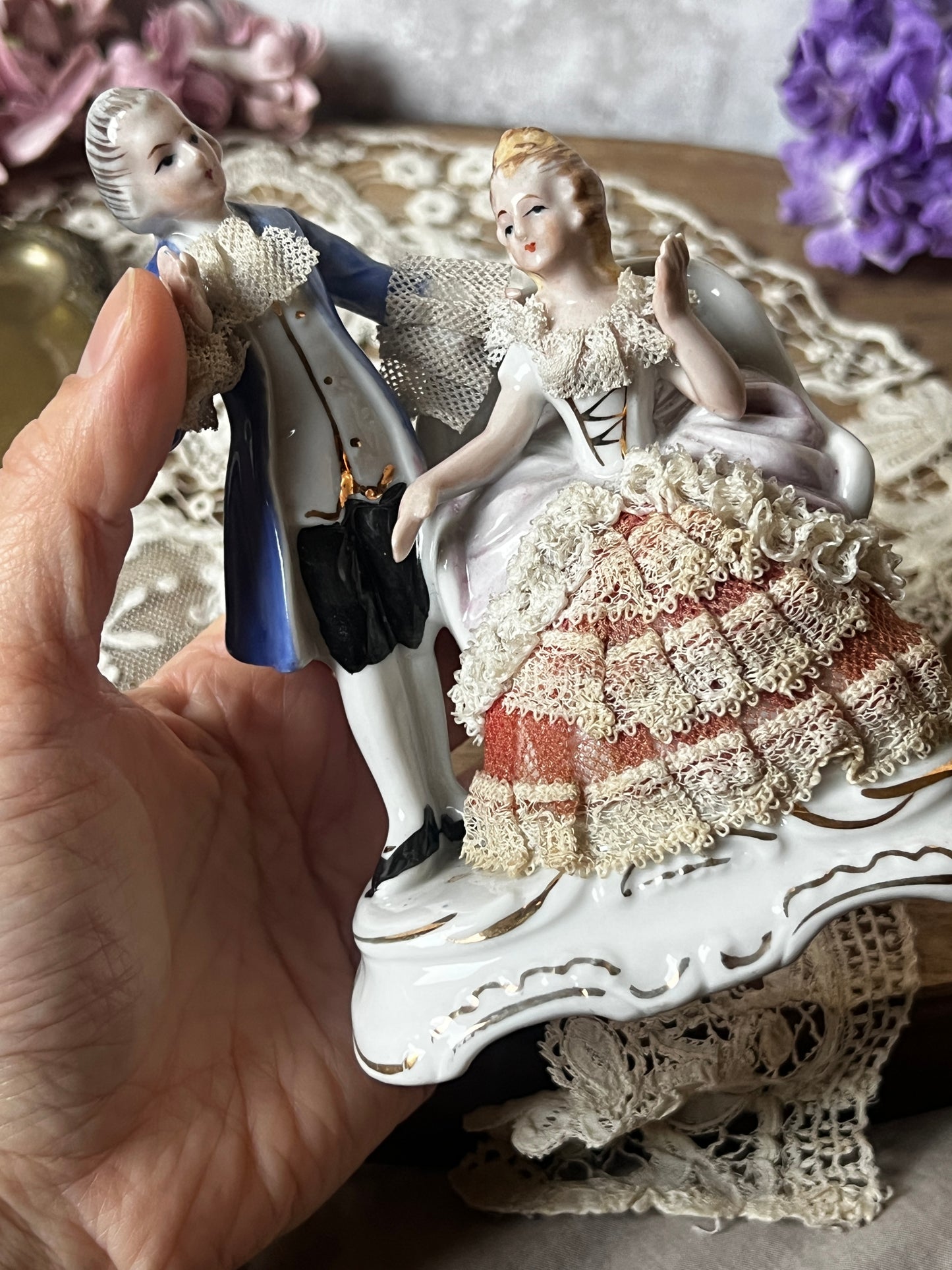 レース装飾磁器フィギュリン (ロココスタイル)
