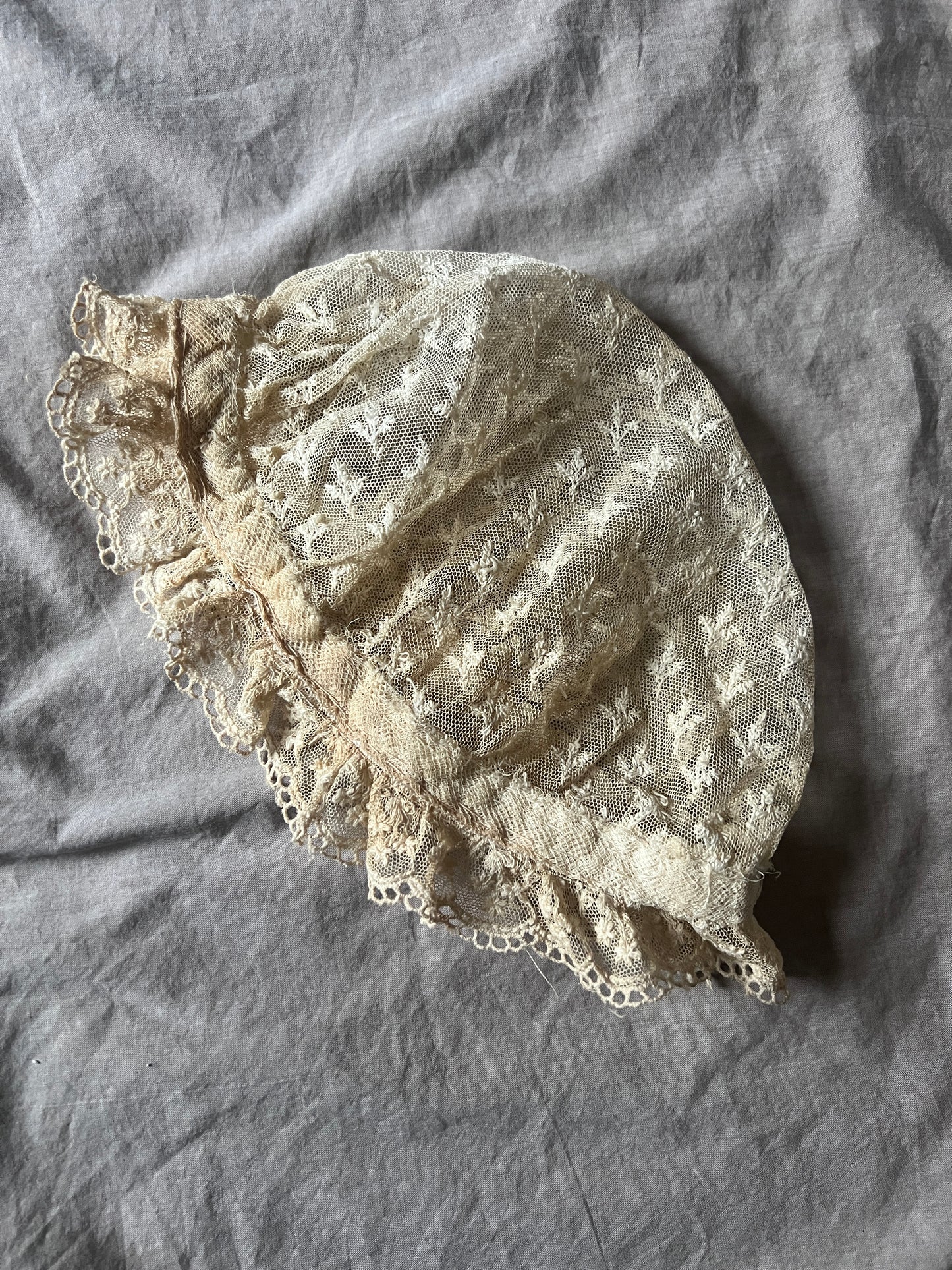 チュール刺繍レースのボネ