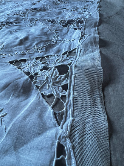 レースと刺繍のクロス