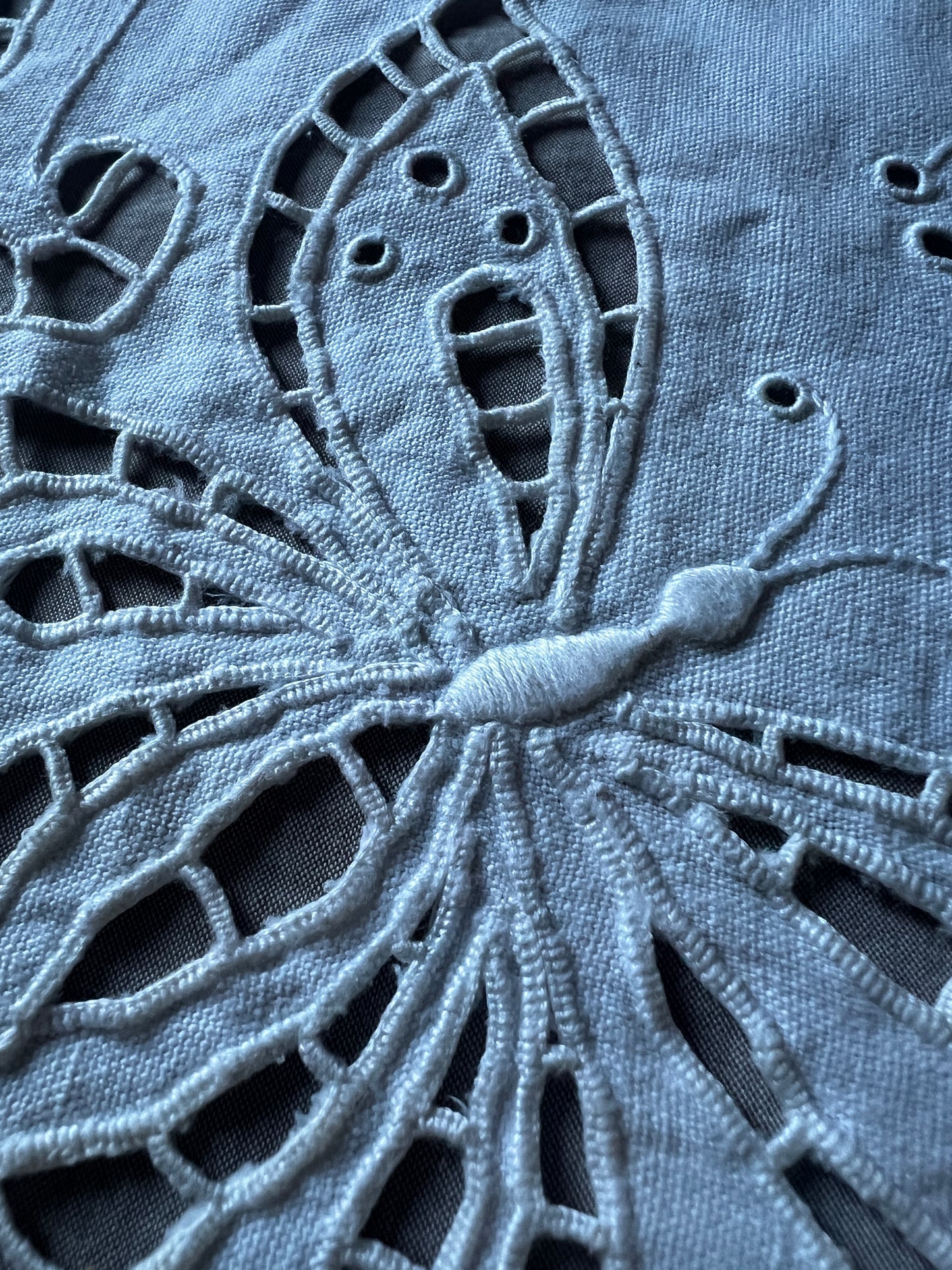 カットワーク刺繍クロス