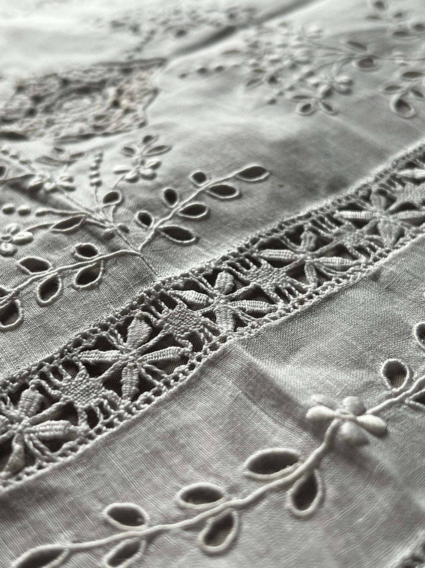 刺繍とレースのクロス