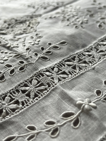 刺繍とレースのクロス