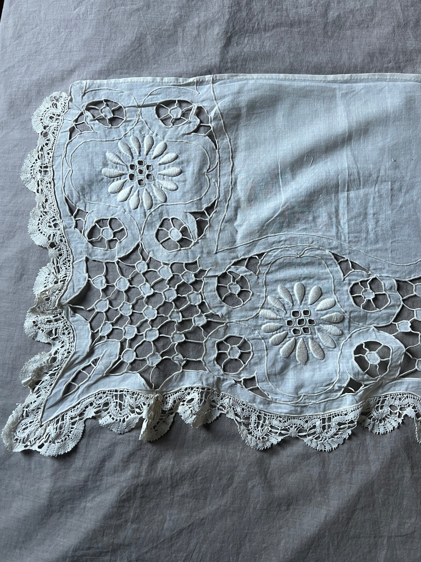 レースと刺繍の棚飾り