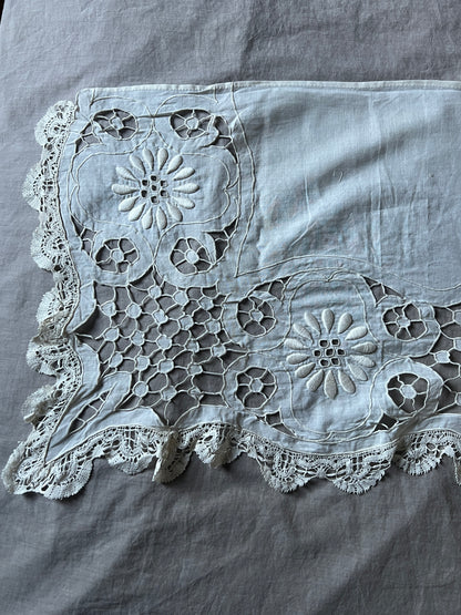 レースと刺繍の棚飾り