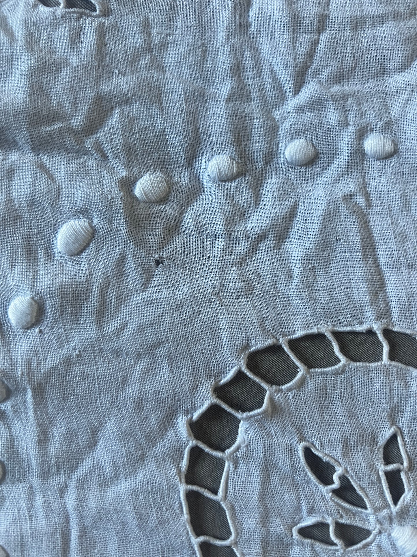 カットワークク刺繍大判クロス