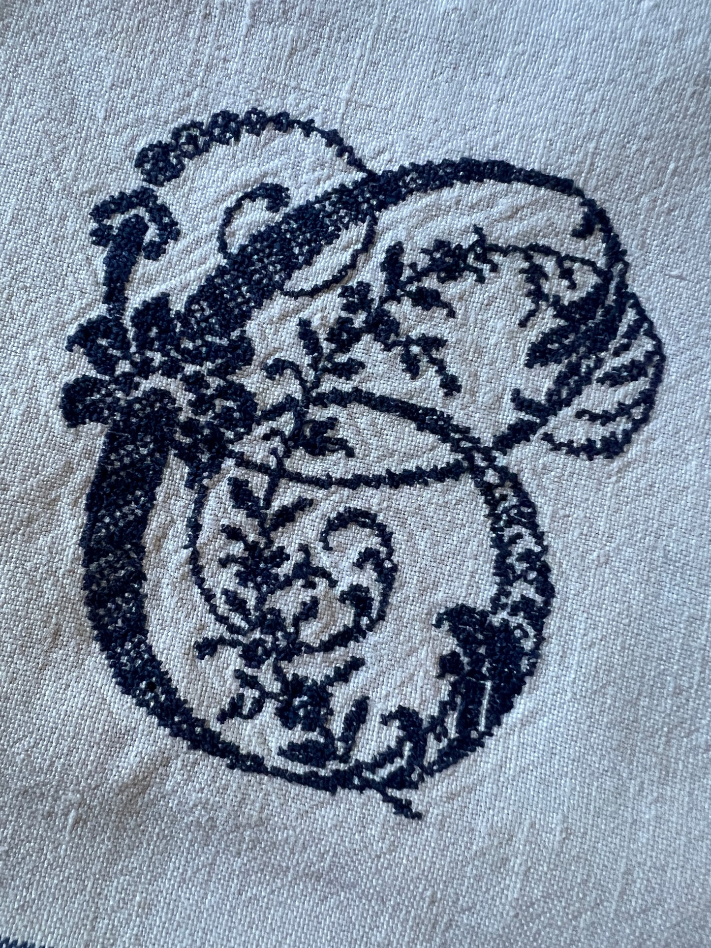 モノグラム刺繍入りリネントルション