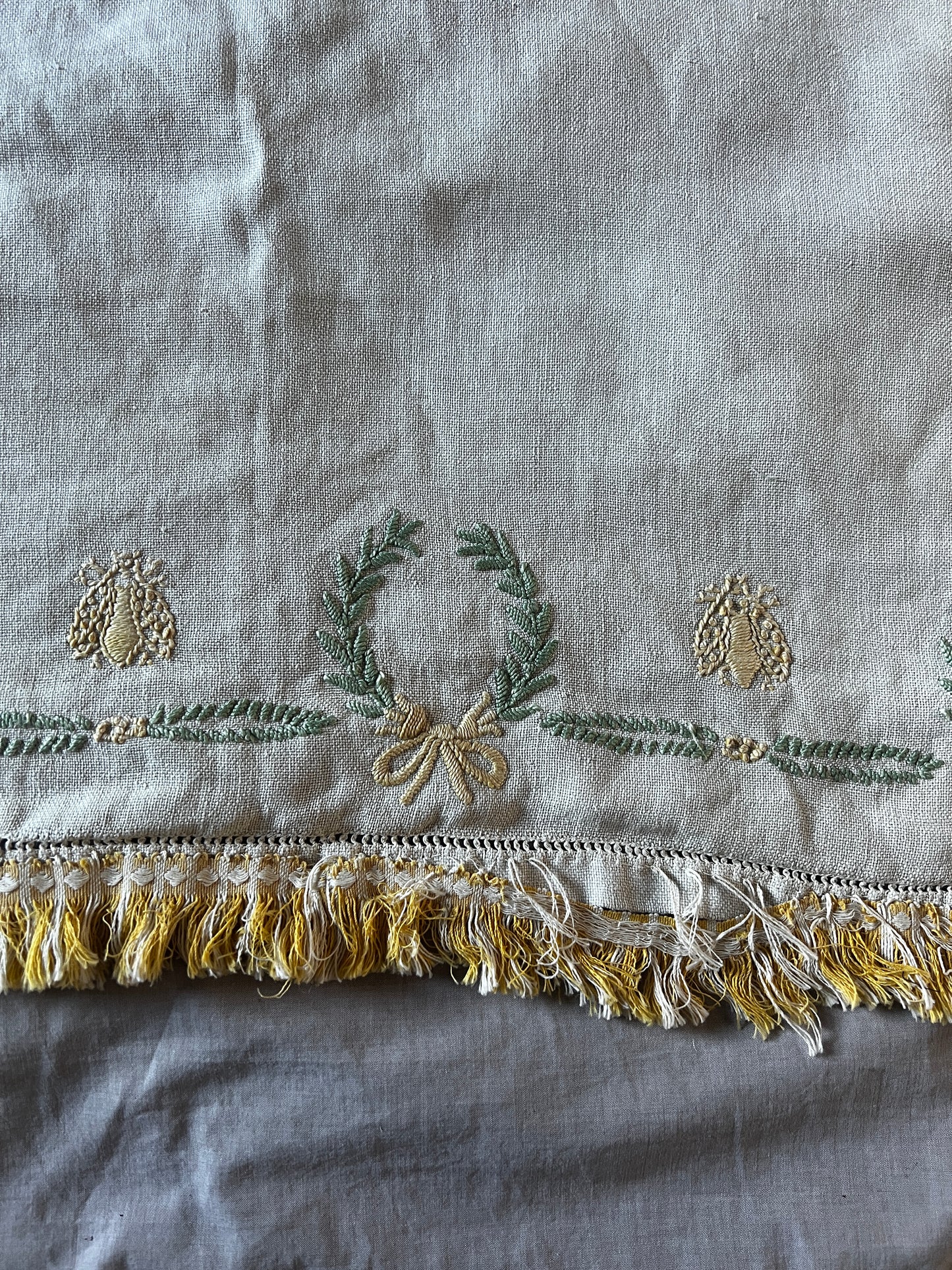 ★刺繍飾り布(蜂)