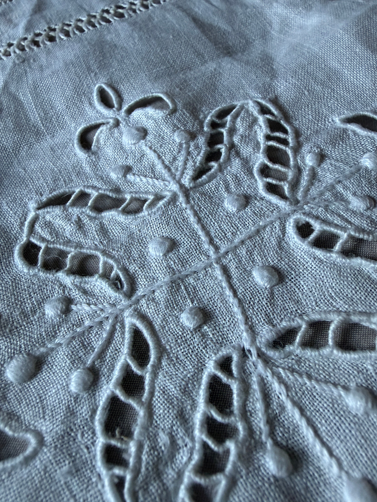 レースと刺繍のクロス(カーテン)