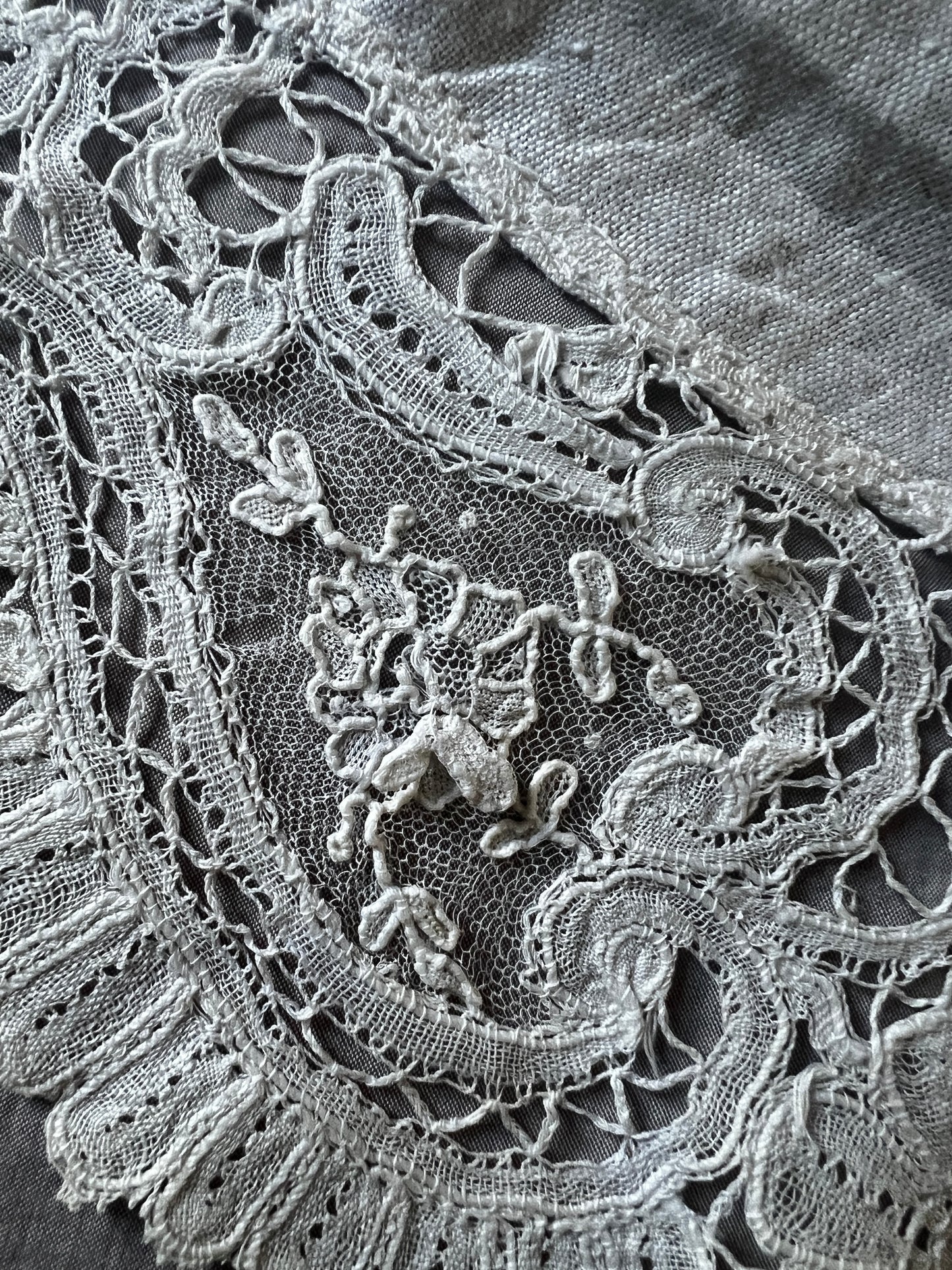 デュシェスレースの円形クロス