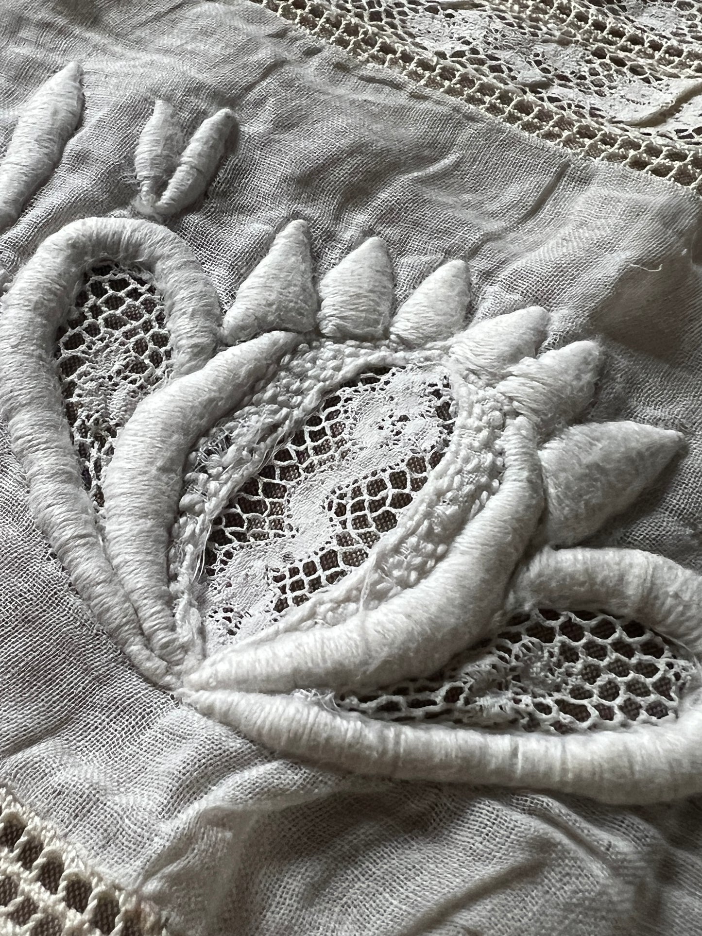 刺繍とレースの楕円クロス