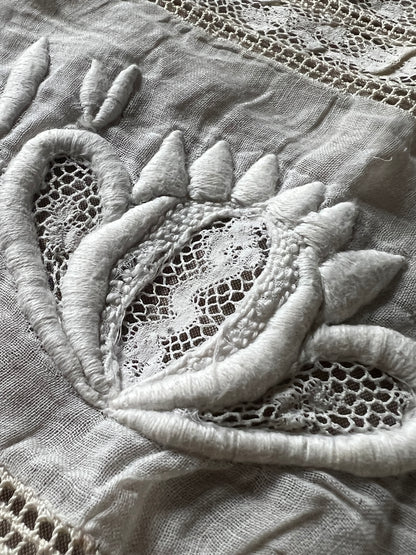 刺繍とレースの楕円クロス
