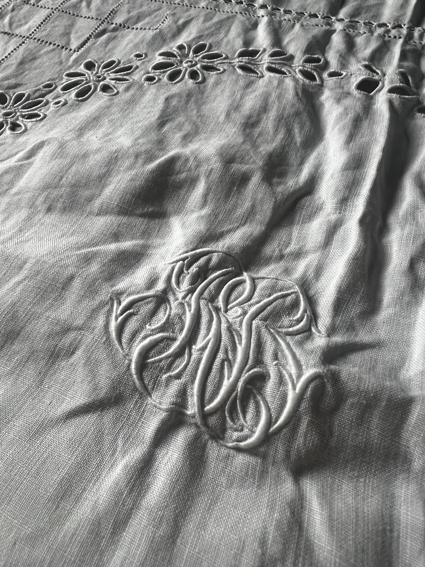 モノグラム刺繍カットワーククロス