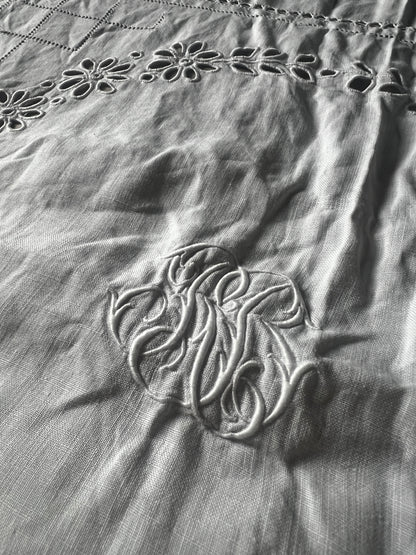 モノグラム刺繍カットワーククロス