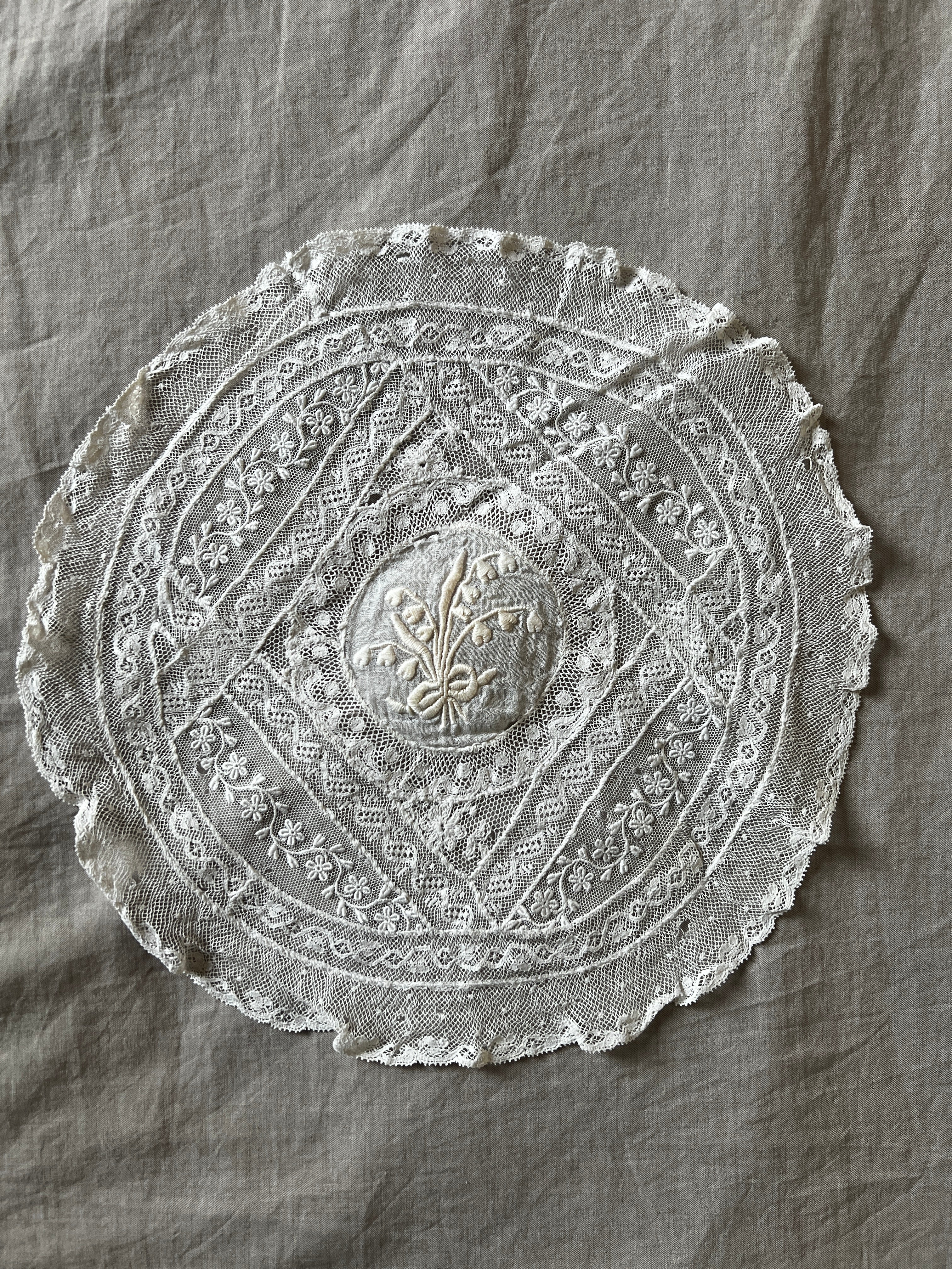 ノルマンディレースドイリー – France Antique 銀色アンティーク