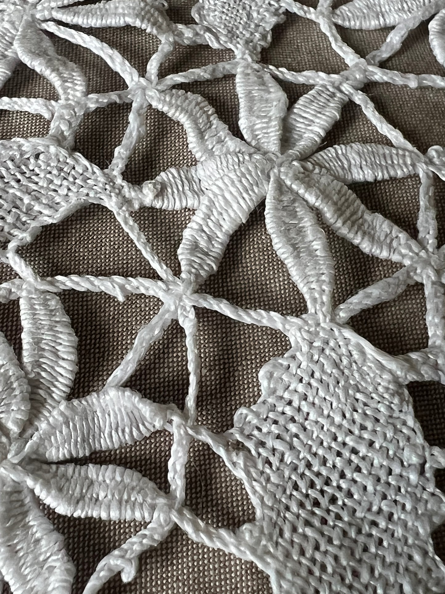レースと刺繍のクロス