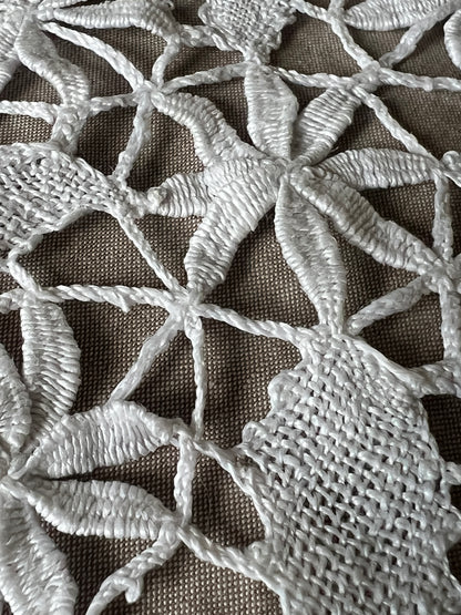 レースと刺繍のクロス