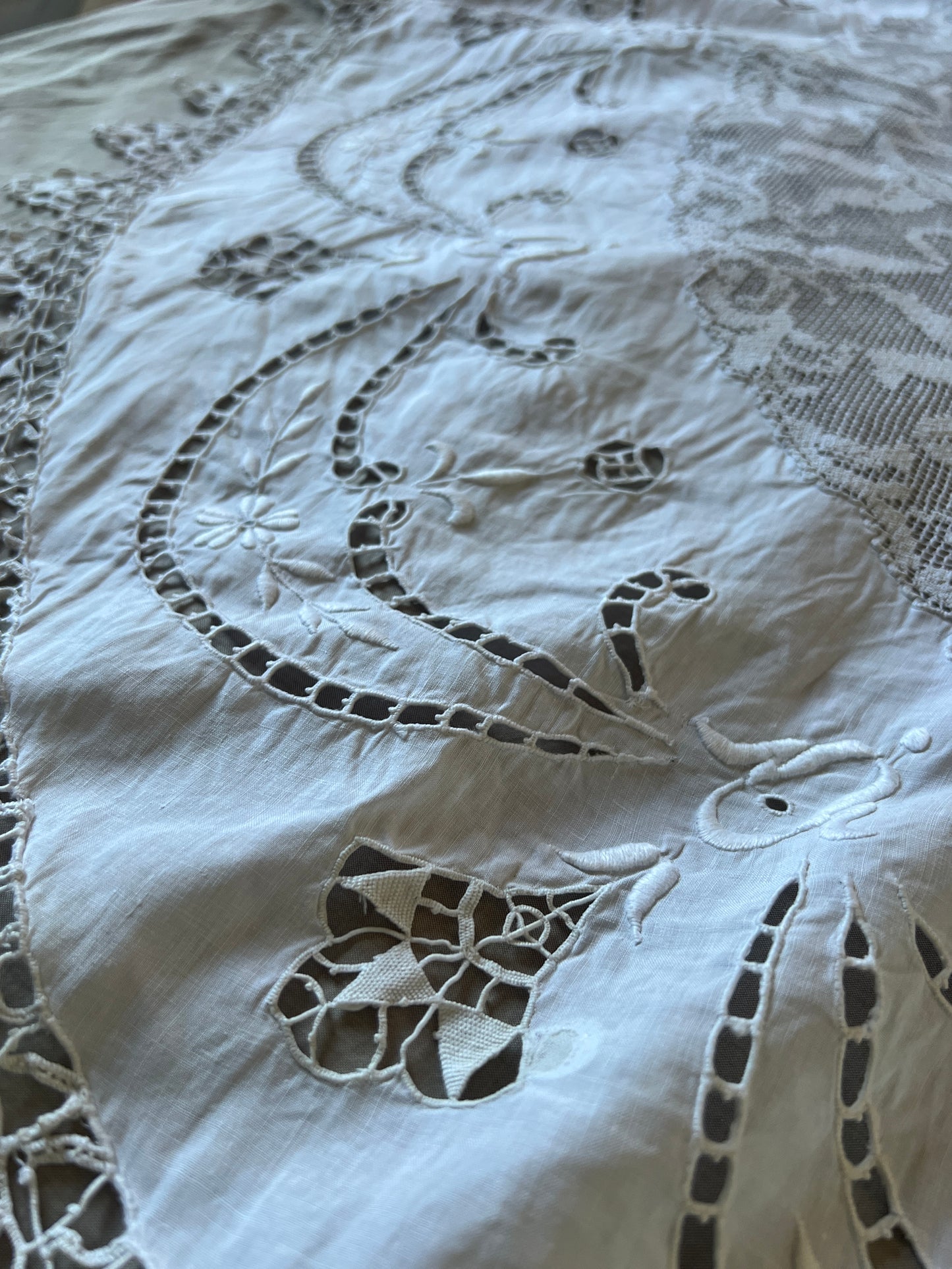 刺繍とレースの円形クロス(天使)