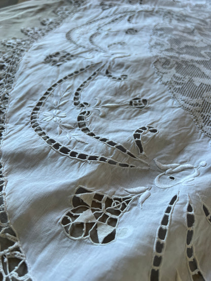 刺繍とレースの円形クロス(天使)