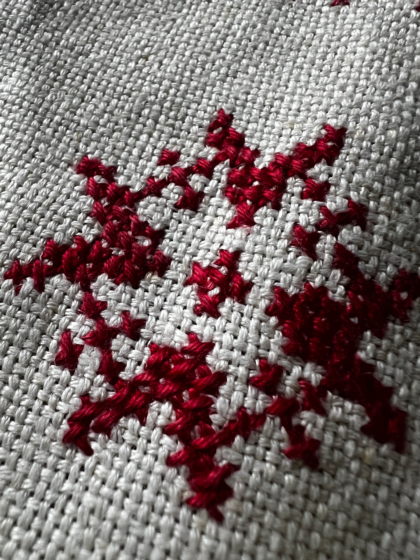 赤糸刺繍楕円形クロス