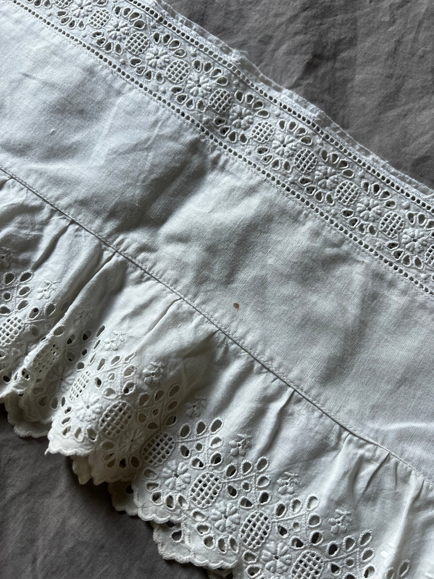 刺繍レース裾飾り