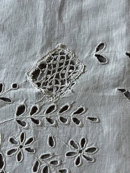 カットワーク刺繍の棚飾り