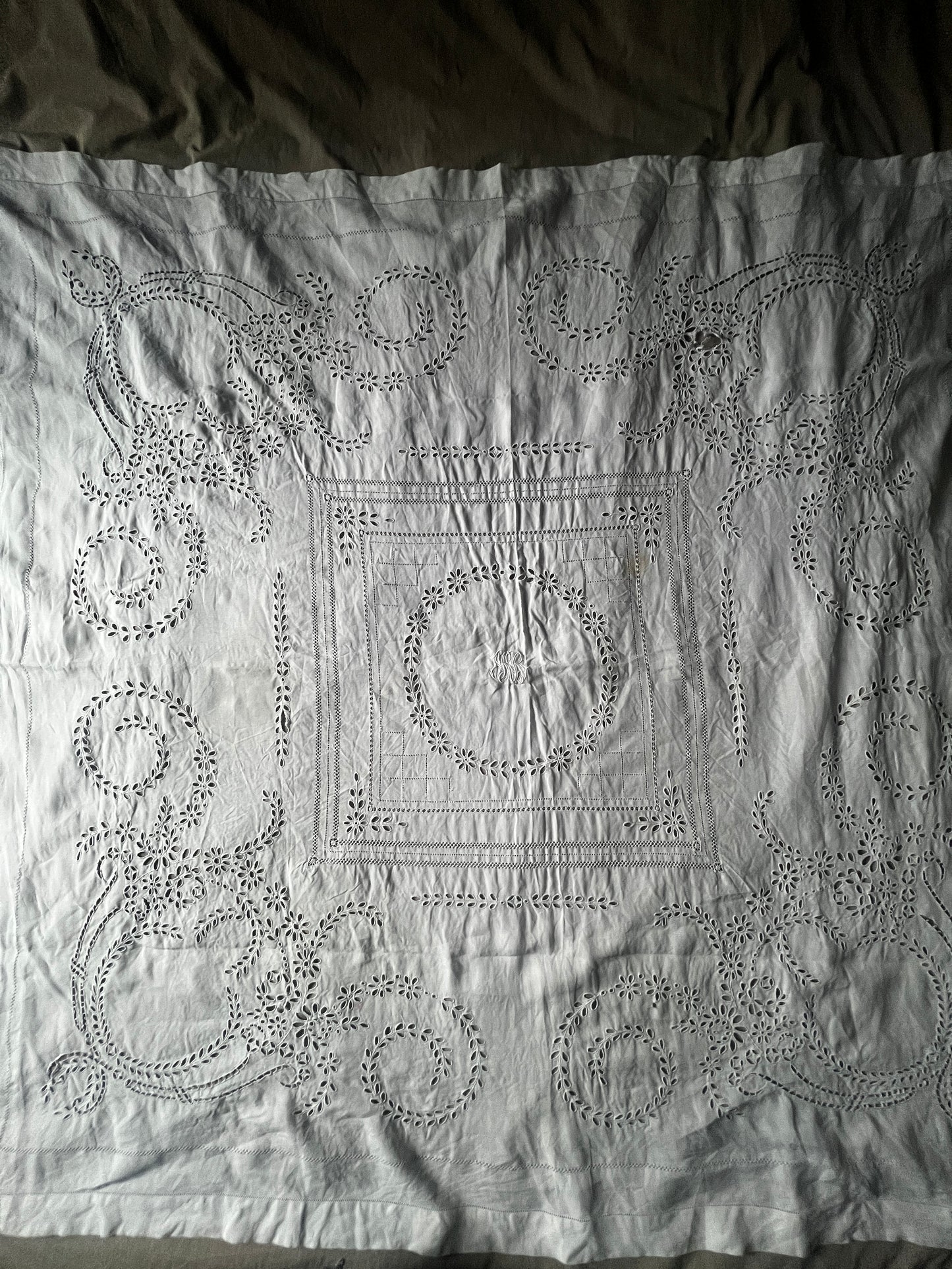 モノグラム刺繍カットワーククロス