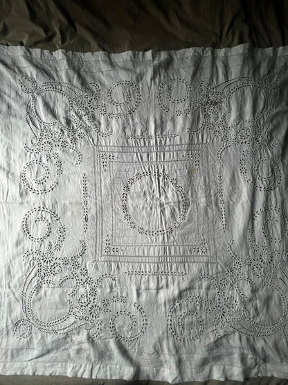 モノグラム刺繍カットワーククロス