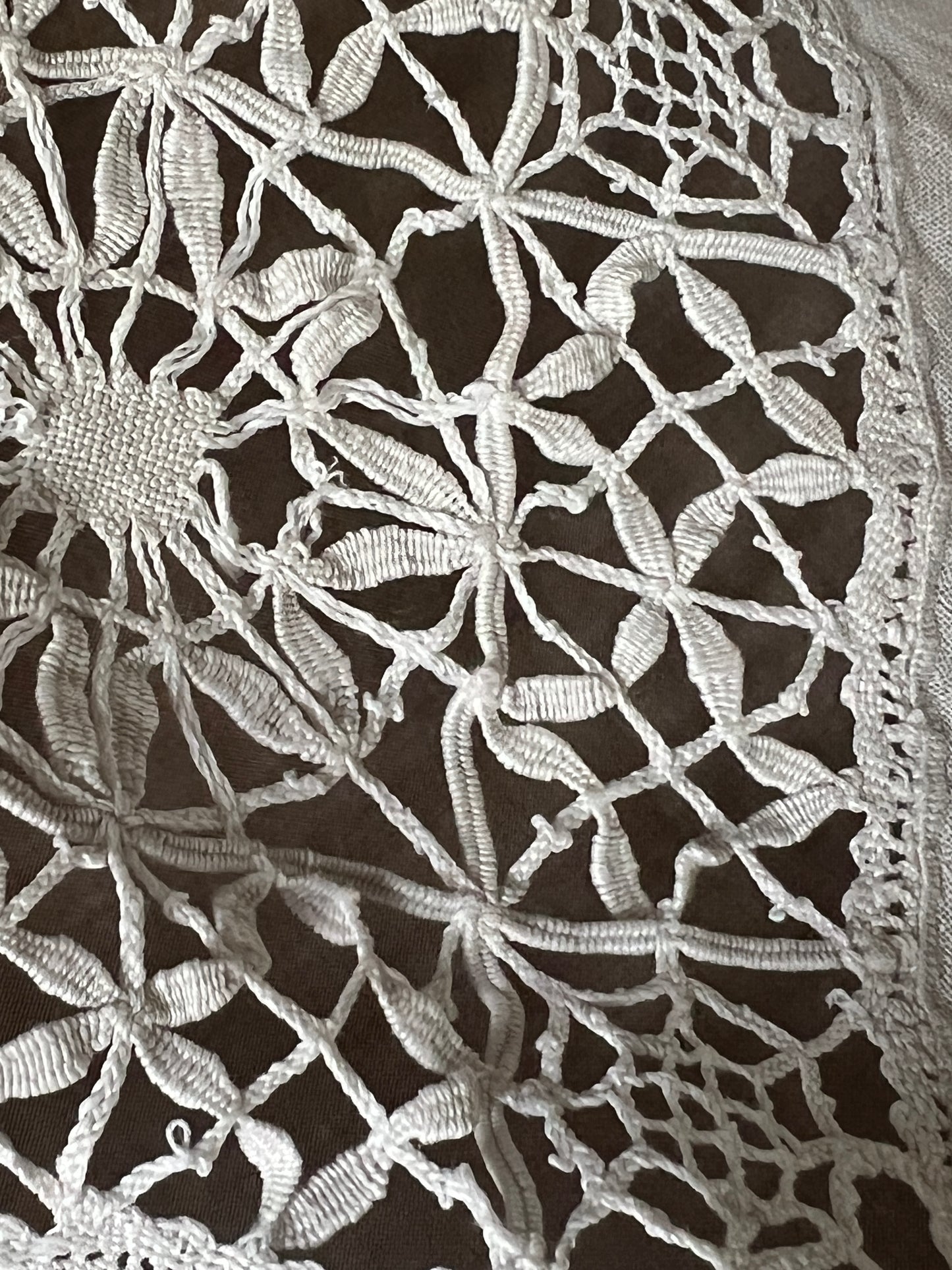 レースと刺繍のクロス