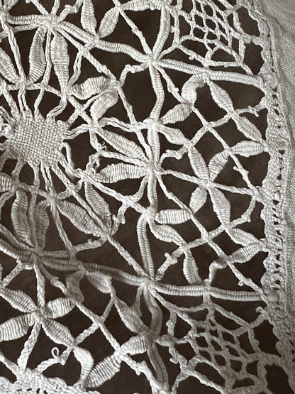 レースと刺繍のクロス