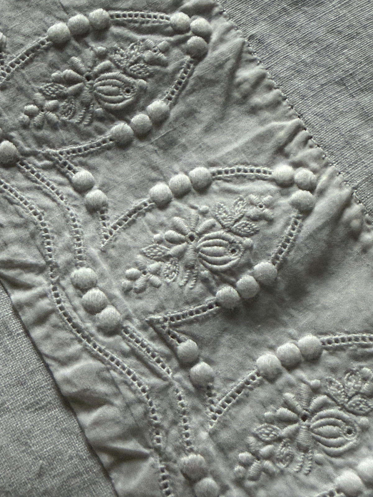 小花刺繍のベビー用ベッドリネン