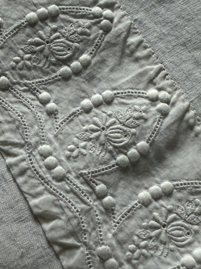 小花刺繍のベビー用ベッドリネン