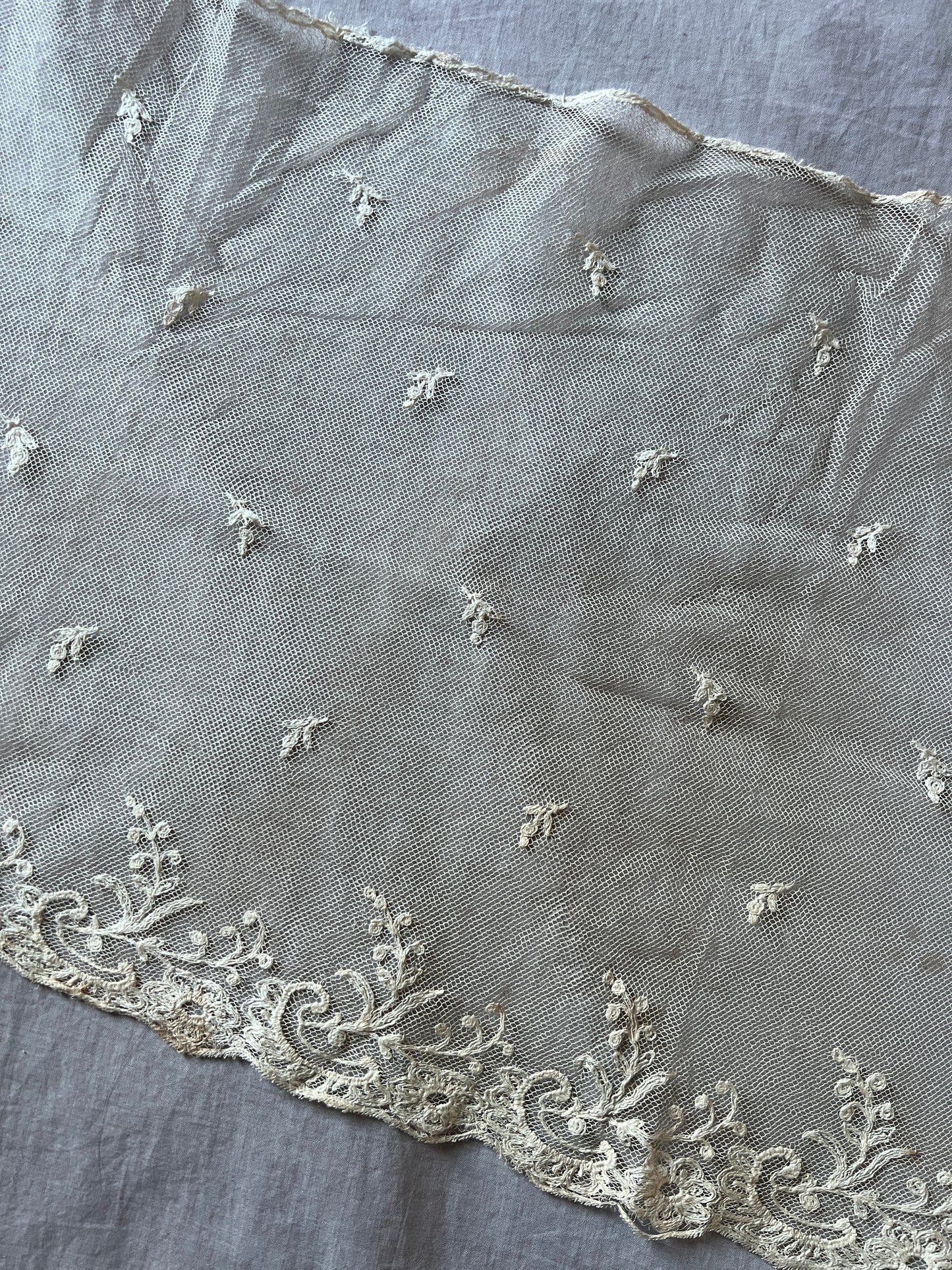 チュール刺繍レース