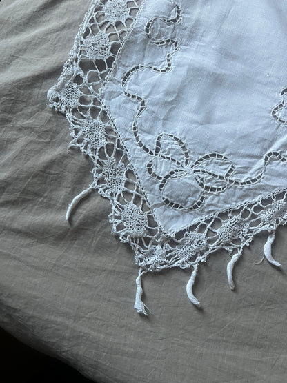 刺繍とレースの棚飾り