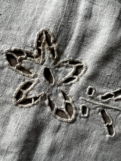 カットワーク刺繍リネンクロス(ダメージ)
