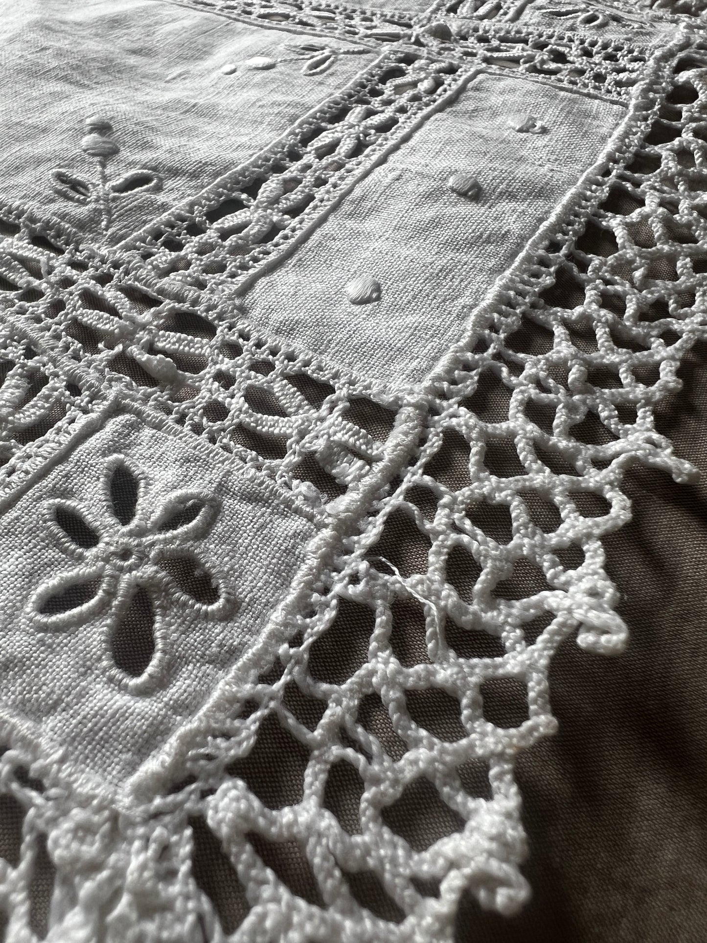 レースと刺繍の長方形クロス