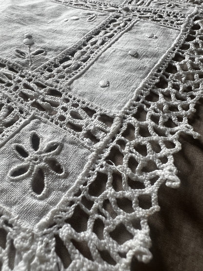 レースと刺繍の長方形クロス