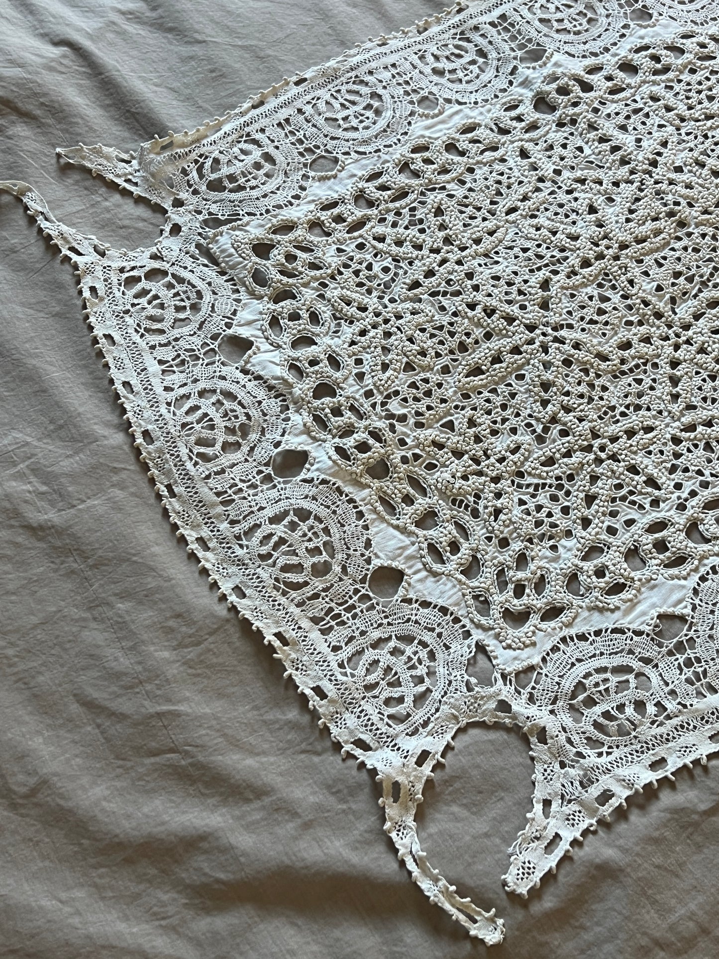 刺繍とレースの棚飾りクロス