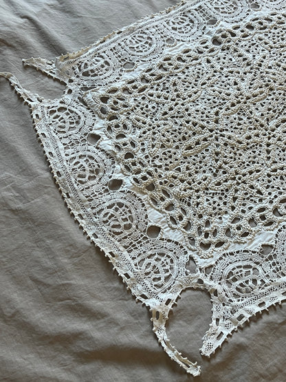 刺繍とレースの棚飾りクロス