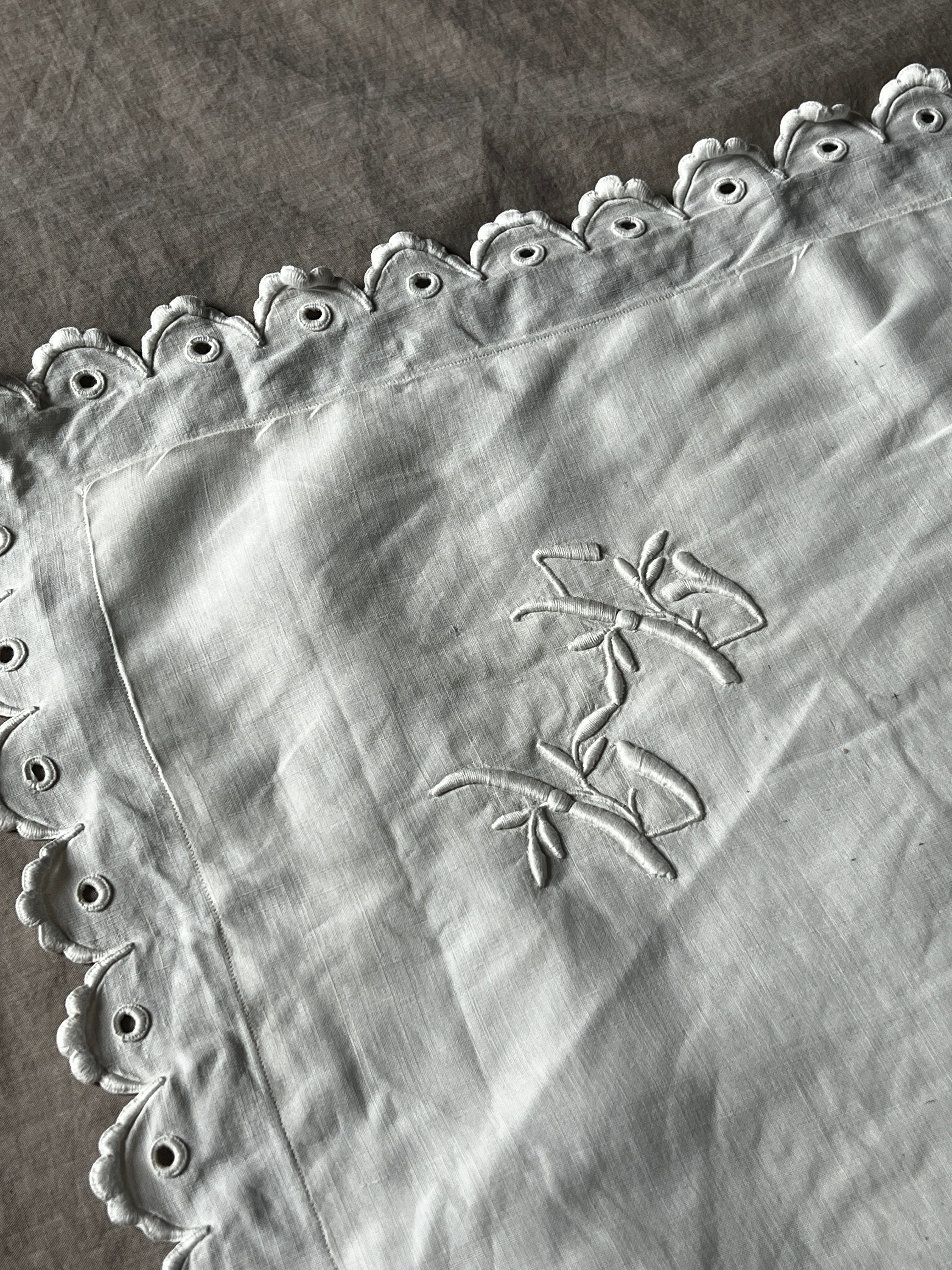 モノグラム刺繍クッションカバー – France Antique 銀色アンティーク