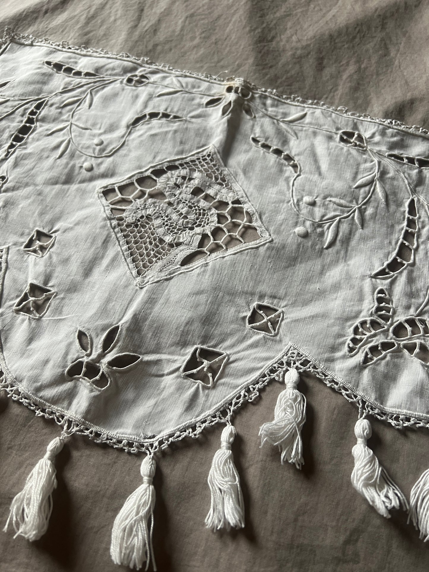 刺繍とレースの飾り布